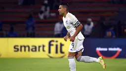 Pemain Millonarios, Radamel Falcao masuk menggantikan Daniel Giraldo saat melakoni laga debutnya pada laga lanjutan Liga Kolombia melawan Medellin di Atanasio Girardot Stadium, Medellin, Kolombia 18 Juli 2024. (AFP/Jaime Saldarriaga)