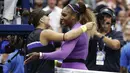 Petenis Kanada, Bianca Andreescu (19) memeluk Serena Williams dari AS usai mengalahkannya pada pertandingan final tunggal putri AS Terbuka 2019 di New York (7/9/2019). Raihan gelar ini bermakna spesial bagi Bianca Andreescu, yang berusia 19 tahun. (AP Photo/Adam Hunger)