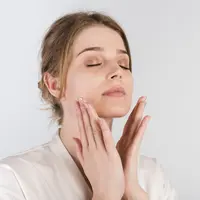 ilustrasi essence kulit jerawat dan berminyak/freepik