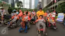 Anak-anak disabilitias mengikuti jalan sehat dalam acara Jalan Sehat Keluarga Disabilitas (JSKD) di Pasar Akhir Pekan SCBD, Jakarta (11/12). Jalan sehat ini memberi  kesempatan bagi masyarakat untuk bisa berbagi dan berbaur. (Liputan6.com/Fery Pradolo)