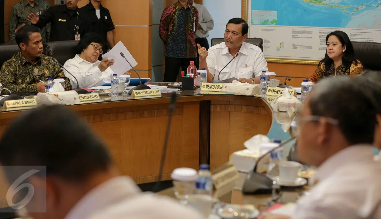 Menko Polhukam Luhut Pandjaitan (kedua kanan) dan Menko PMK Puan Maharahani menggelar rapat koordinasi tingkat menteri di Kantor Kemenko Polhukam, Jakarta, Selasa (3/11). Rapat tersebut terkait evaluasi penanganan kabut asap. (Liputan6.com/Faizal Fanani)