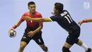 Pemain bola tangan Indonesia, Bagas (kiri) mencoba lolos dari kawalan pemain Malaysia, M Uzair Zubli pada penyisihan grup 3 bola tangan Asian Games 2018 di GOR PP POPKI, Jakarta, Minggu (26/8). Indonesia unggul 31-22. (Liputan6.com/Helmi Fithriansyah)