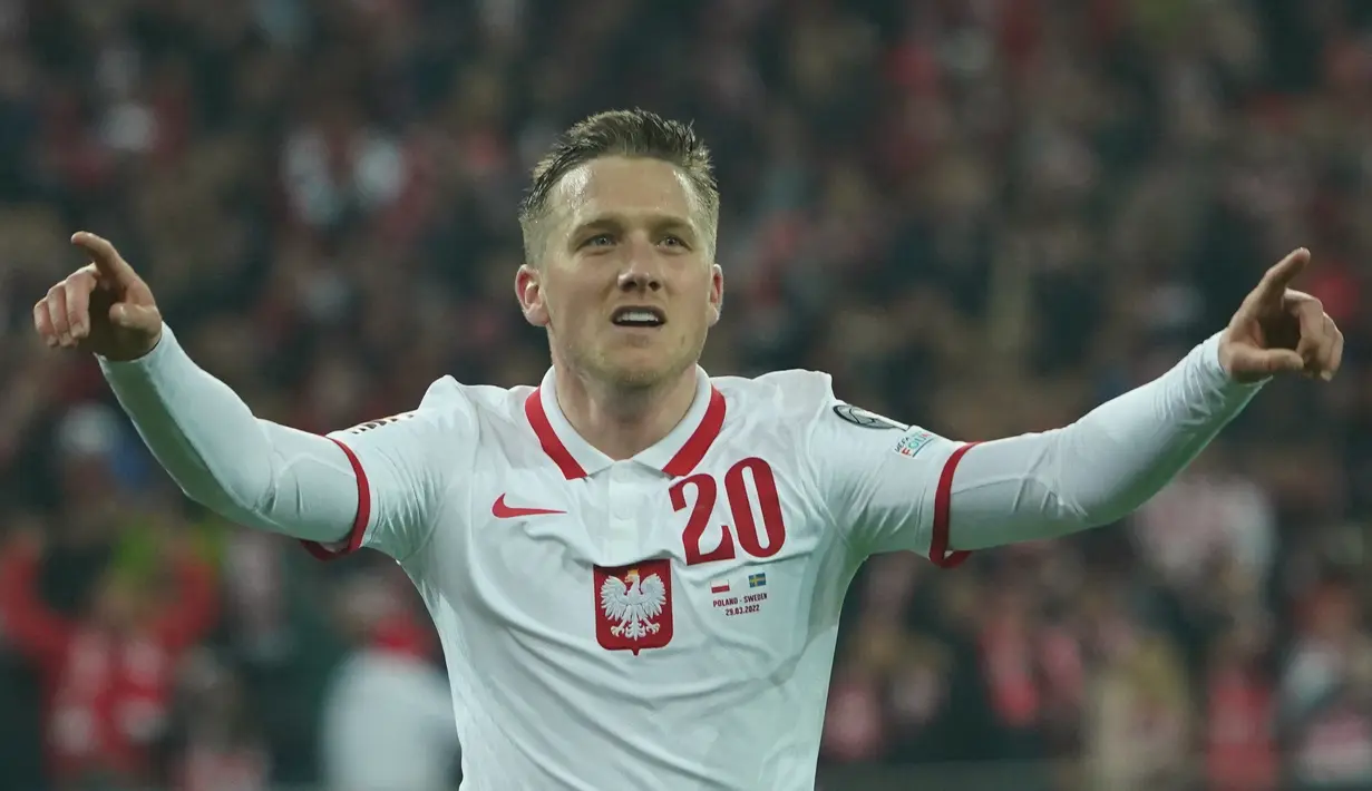 Gelandang Polandia Piotr Zielinski merayakan mencetak gol kedua timnya ke gawang Swedia pada final play-off jalur B kualifikasi Piala Dunia 2022 zona Eropa di Silesian Stadium, Rabu (30/3/2022) dini hari WIB. Polandia mengunci tiket ke Piala Dunia 2022 usai menekuk Swedia 2-0. (JANEK SKARZYNSKI/AFP)