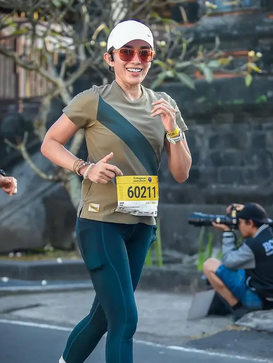 <p>Banyak artis Tanah Air yang menyukai lari marathon. Seperti belum lama ini, banyak selebriti terbang ke Bali untuk mengikuti lari marathon yang diadakan oleh salah satu bang swasta. Ussy Sulistiawaty salah satu artis yang mengikuti. Berikut potretnya [Instagram/ussypratama]</p>