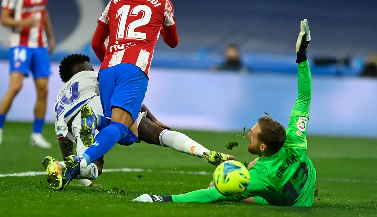 Pada menit ke-78 Real Madrid nyaris mencetak gol ketiga. Umpan Ferland Mendy gagal diteruskan Vinicius Junior meski Thibaut Courtois telah kehilangan posisi. (AFP/Oscar Del Pozo)