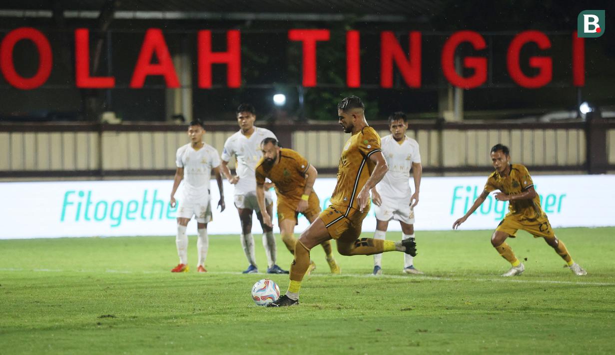 <p>Pemain Bhayangkara FC, Junior Brandao mencetak gol ketiga timnya ke gawang Madura United melalui eksekusi penalti pada laga pekan ke-27 BRI Liga 1 2023/2024 di Stadion STIK, Jakarta Selatan, Jumat (1/3/2024). (Bola.com/M Iqbal Ichsan)</p>