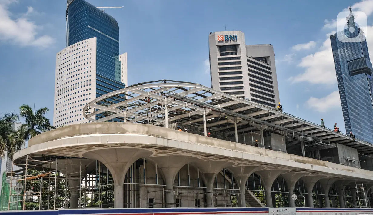Aktivitas pekerja lengkap dengan atribut K3 saat menyelesaikan proyek pembangunan halte Transjakarta Dukuh Atas 2, Jalan Jenderal Sudirman, Jakarta Pusat, Selasa (29/11/2022). Penetapan UMP DKI 2023 itu diputuskan melalui Keputusan Gubernur Nomor 1153 Tahun 2022. (Liputan6.com/Iqbal S. Nugroho)
