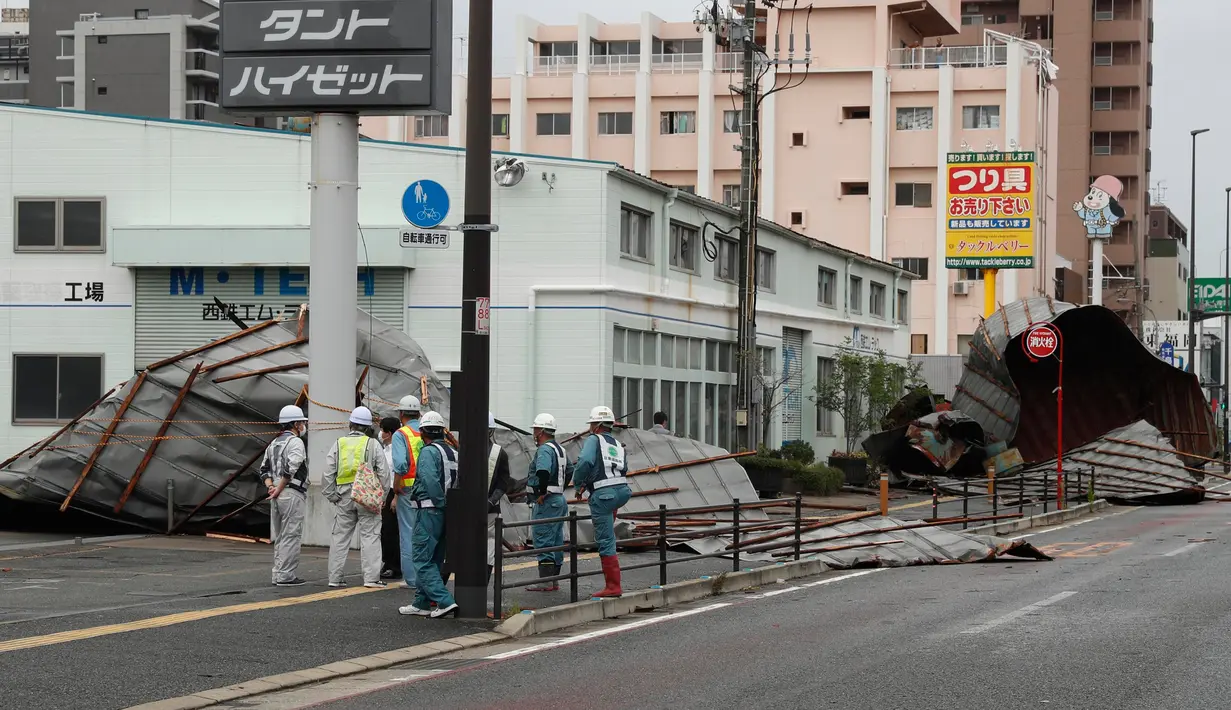 Atap pabrik mobil terlihat di trotoar setelah topan melanda Fukuoka, barat daya Jepang, Senin (7/9/2020). Topan yang merupakan badai kuat kedua yang melanda wilayah tersebut dalam sepekan ini menyebabkan sejumlah orang terluka dan banyak bangunan rusak. (Kyodo News via AP)