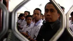Di Klaten, Jawa Tengah, ratusan pelajar SMK Muhammadiyah Delanggu, Senin pagi, menggelar aksi kepedulian dengan sholat ghoib dan penggalangan dana untuk dikirim ke Lombok NTB.