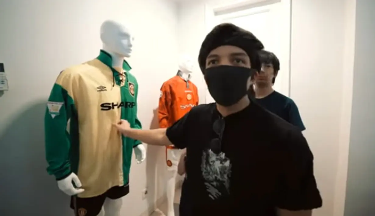 Rian menjelaskan, bahwa pembelinya kebanyakan dari luar negeri. Seperti dari Singapura, Jerman dan Inggris. Jarsey tersebut juga tidak di temukan di toko, lantaran jarsey koleksinya merupakan bekas dari pemain. (Youtube/Atta Halilintar)