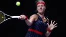 Petenis Belanda, Kiki Bertens berusaha mengembalikan bola ke arah petenis Australia, Ashleigh Barty pada turnamen WTA Finals 2019 di Shenzhen, China, Selasa (29/10/2019). Bertens secara mengejutkan mengalahkan petenis peringkat satu dunia dengan 3-6, 6-3, 6-4 dalam waktu 2 jam 9 menit (AP/Andy Wong)