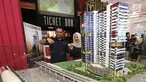 Direktur Pemasaran dan Pengelolaan Properti PT Adhi Persada Properti Wahyuni Sutantri (kanan) berbincang dengan Project Director Grand Dhika City Lifestyle Tower Arlington M. Annas Zamroni di Jakarta, Jumat (28/9). (Liputan6.com/Fery Pradolo)