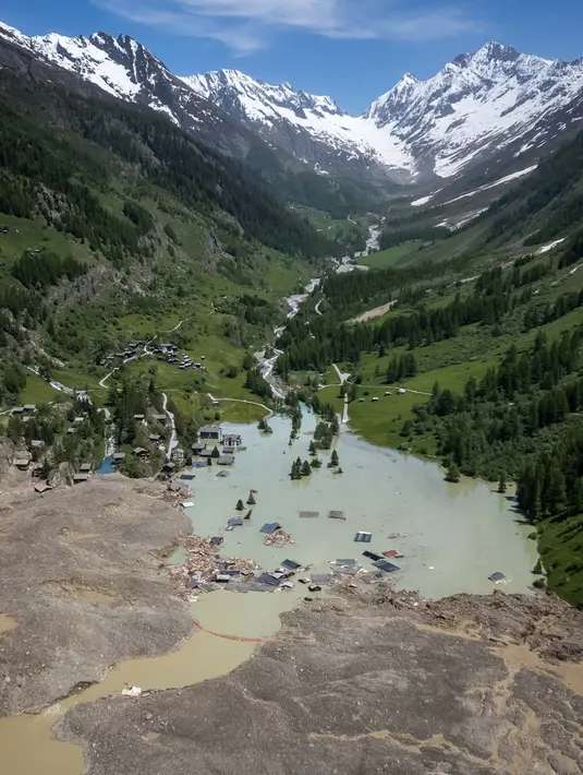 Sebelumnya, pada 28 Mei 2025, Gletser Birch di wilayah Valais selatan Swiss runtuh. (Fabrice COFFRINI/AFP)