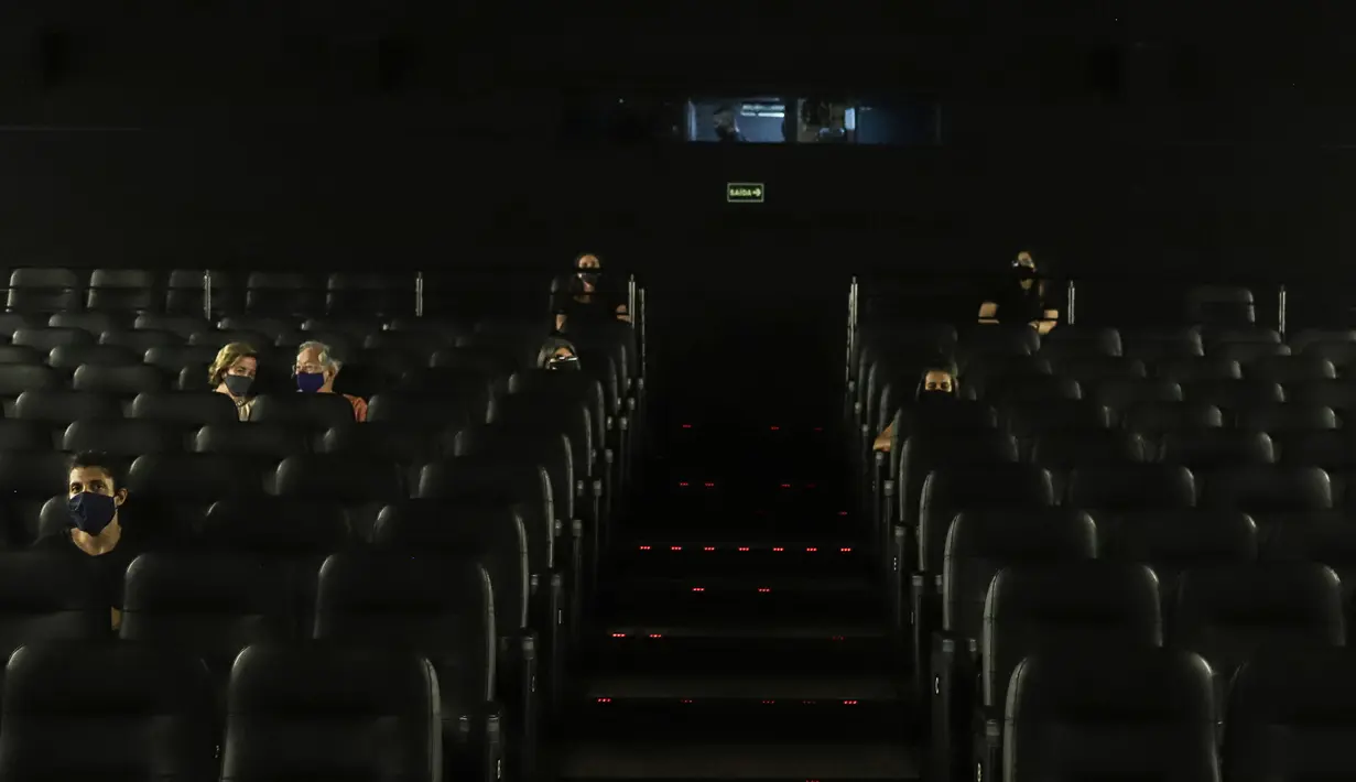 Sejumlah orang duduk di bioskop "Belas Artes" yang dibuka kembali di Sao Paulo, Brasil (10/10/2020). Dibukanya Bioskop seiring menurunnya kasus coronavirus baru (COVID-19) serta tingkat okupansi di rumah sakit, demikian diumumkan otoritas setempat pada Jumat (9/10). (Xinhua/Rahel Patrasso)