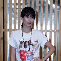 Regina Rengganis memutuskan untuk pindah keyakinan setelah mendengar lantunan ayat suci Alquran. Dari situ, remaja 18 tahun itu merasakan dirinya nyaman di hati. (Nurwahyunan/Bintang.com)