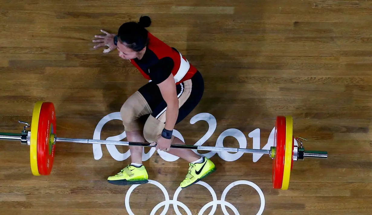 Atlet angkat besi Indonesia Dewi Safitri gagal menyumbang medali di cabang angkat besi kelas 53 kilogram wanita Olimpiade Rio 2016, Brazil, Minggu (7/8). (REUTERS)  