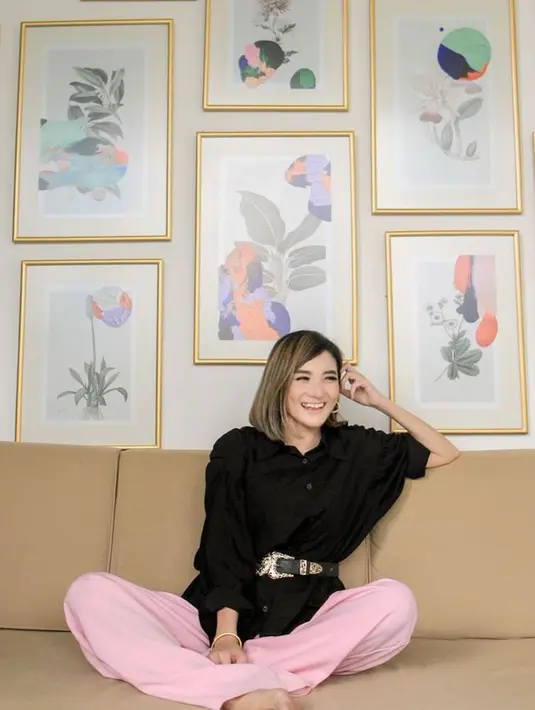 Kiki pun menyadari saat meninggalkan dunia lagi tidak ada yang bisa dibawa kecuali ilmu dan amal perbuatan selama hidup. (Instagram/kikiamaliaworld)