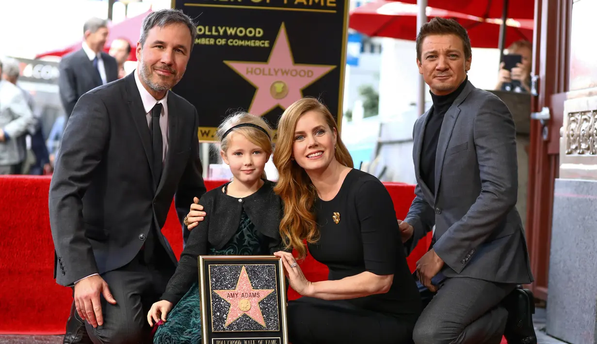 Amy Adams bersama keluarga dan rekannya dalam film Arrival, Jeremy Renner berpose dengan plakat penghargaan dari Hollywood Walk of Fame di Los Angeles, AS, Kamis (12/1). (AP Photo/ Rich Fury)