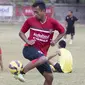 Pemain Bali United, Sultan Samma berlatih mengontrol bola jelang laga Piala Presiden melawan Mitra Kukar di Lapangan Trisakti, Bali, Rabu (9/2/2015). (Bola.com/Vitalis Yogi Trisna)