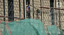 Aktivitas pekerja saat menyelesaikan proyek renovasi Gedung Sarinah, Jakarta, Kamis (2/9/2021). Proyek renovasi gedung pusat perbelanjaan tertua di Indonesia tersebut ditargetkan rampung pada awal 2022. (merdeka.com/Iqbal S. Nugroho)