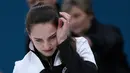 Ekspresi altet Curling dari Rusia Anastasia Bryzgalova saat merayakan kemenangannya usai meraih mendali perunggu dalam Olimpiade Musim Dingin 2018 di Gangneung, Korea Selatan (13/2). (AFP Photo / Wang Zhao)