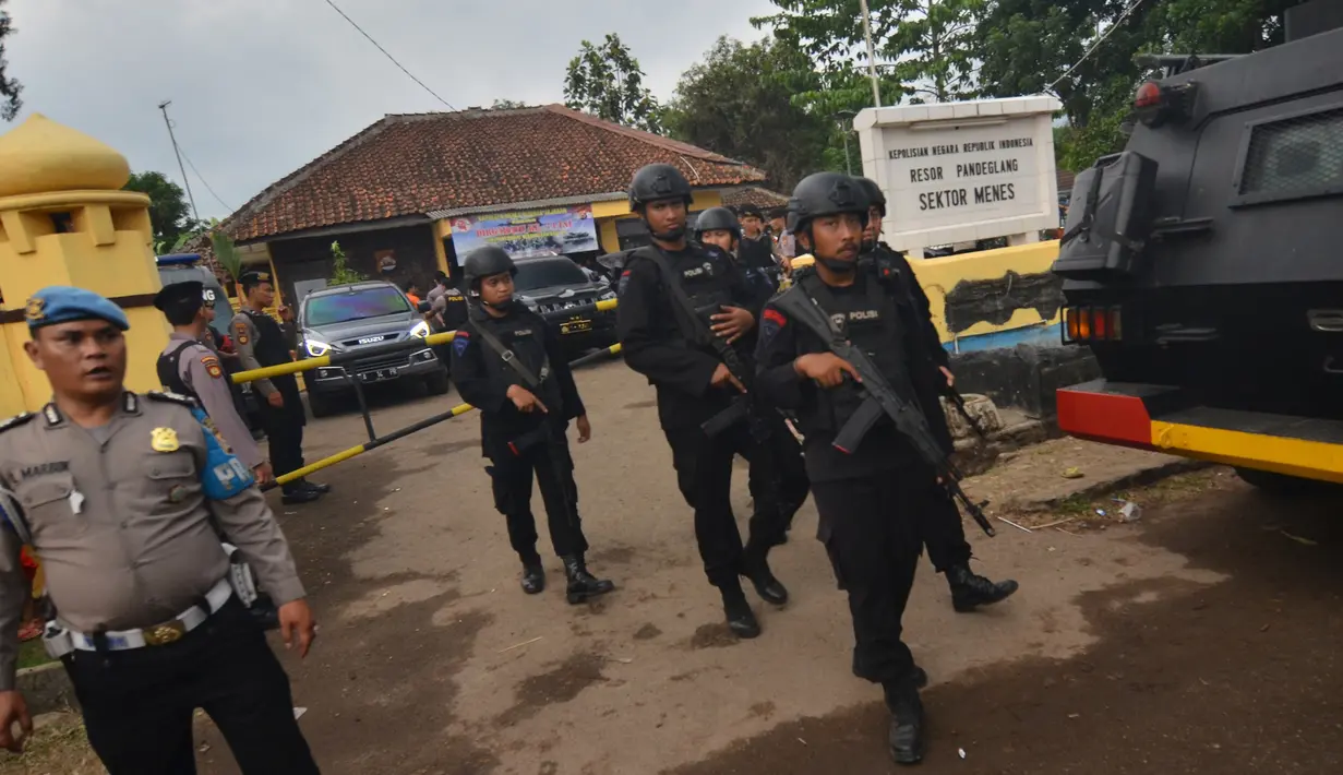 Polisi berjaga di lokasi penusukan Menkopolhukam Wiranto di Pandeglang, provinsi Banten (10/10/2019). Kepala Badan Intelijen Negara (BIN) Budi Gunawan menyatakan, penusuk Wiranto merupakan afiliasi Jamaah Ansharut Daulah (JAD). (AFP/Ronald Siagian)