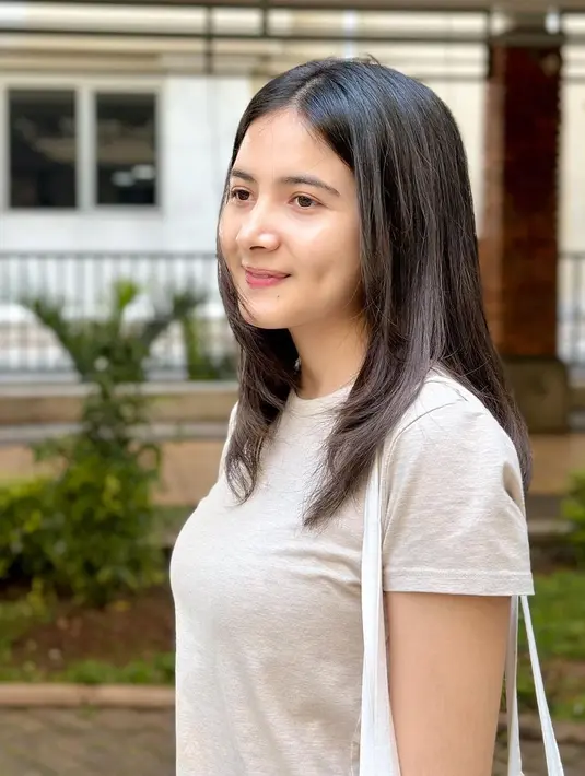 Potret close up Bulan Sutena yang mencuri perhatian. Tak mengenakan riasan wajah berlebihan justru semakin membuat dirinya tampil lebih cantik, bukan? Foto: Instagram.