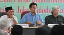 Yusril Ihza Mahendra (tengah) menggelar konferensi pers terkait kinerja satu tahun pemerintah di Kantor PBB, Jakarta, Senin (26/10/2015). Yusril menilai RAPBN 2016 yang disampaikan oleh pemerintah, tidak realistis. (Liputan6.com/Andrian M Tunay) 