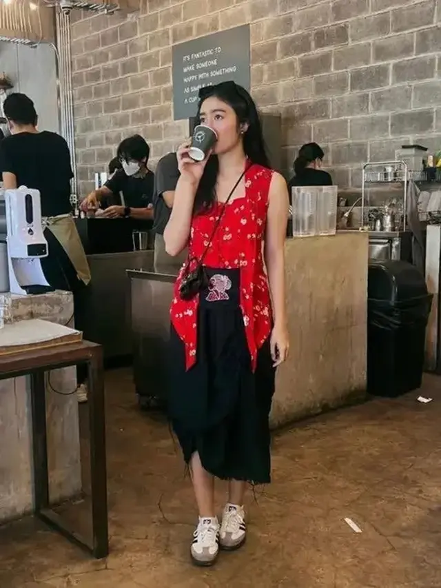 Febby Rastanty saat Memadukan Pakain Sehari-hari dengan Batik dan Kebaya