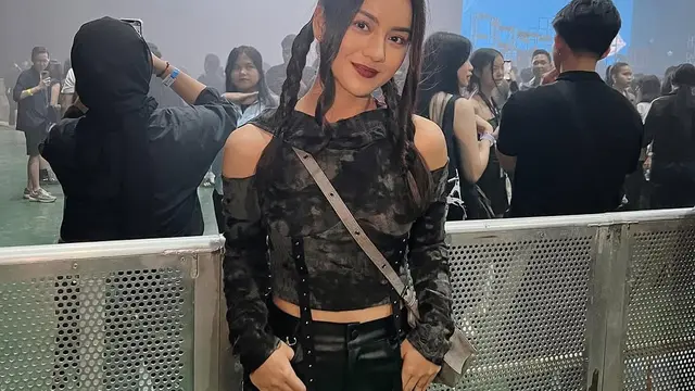 Potret Cantik Ersya Aurelia saat Nonton Konser NIKI Buzz World Tour (credit: instagram/ersyaurel)