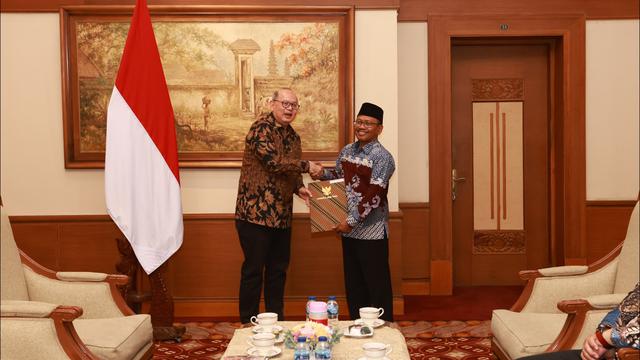 Wakil Bupati Banyuwangi Sugirah (Kanan) menerima SK pengangkatan  sebagai Plt Bupati Banyuwangi dari Pemprov Jatim (Istimewa)