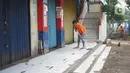 Petugas kebersihan terlihat di Pasar Minggu yang tutup di Kawasan Jakarta Selatan, Minggu (21/6/2020). Penutupan dilakukan menyusul ditemukannya tiga pedagang yang terkonfirmasi positif Covid-19 setelah dilakukan uji usap oleh puskesmas kecamatan beberapa pekan lalu. (Liputan6.com/Immanuel Antonius)