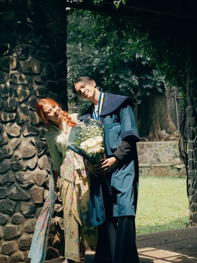 Potret Nadin Amizah Tampil Menawan dengan Kebaya Encim saat Dampingi Wisuda Sang Tunangan