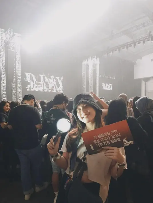 Dea Annisa tampil dengan atasan crop top putih yang dipadukan celana dan bucket hat hitam. @deaaanisa