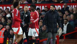 Pelatih Manchester United asal Portugal, Ruben Amorim (kanan), menyaksikan penyerang Manchester United asal Belanda #11, Joshua Zirkzee (kiri), meninggalkan lapangan setelah digantikan oleh gelandang Manchester United asal Inggris #37, Kobbie Mainoo, selama pertandingan Liga Primer Inggris antara Manchester United dan Newcastle United di Old Trafford di Manchester, Inggris barat laut, Selasa dini hari WIB (31-12-2024). (Darren Staples/AFP)