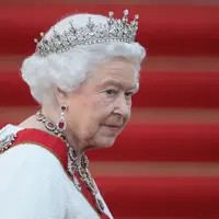 Tiara Queen Mary's Girls dari Inggris Raya dan Irlandia. Tiara ini diberikan kepada Ratu Mary pada tahun 1893 untuk hari pernikahannya, yang 50 tahun kemudian diberikan kepada cucunya Putri Elizabeth, saat ia menikah dengan Pangeran Philip. Foto: Vogue.