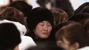 Pemain tim hoki wanita Korea Utara menangis saat akan kembali ke negaranya usai mengikuti Olimpiade Pyeongchang di Olympic Village, Gangneung, Korea Selatan, Senin (26/2). (Yun Dong-jin/Yonhap via AP)