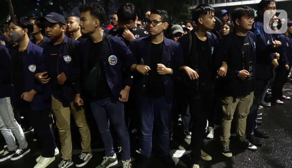 Mahasiswa Universitas Trisakti melakukan aksi unjuk rasa di sekitar Kawasan Patung Arjuna Wijaya atau Patung Kuda, Jakarta, Kamis (12/5/2022). Mereka menuntut penyelesaian kasus pelanggaran HAM yang terjadi saat aksi reformasi 1998. (Liputan6.com/Helmi Fithriansyah)