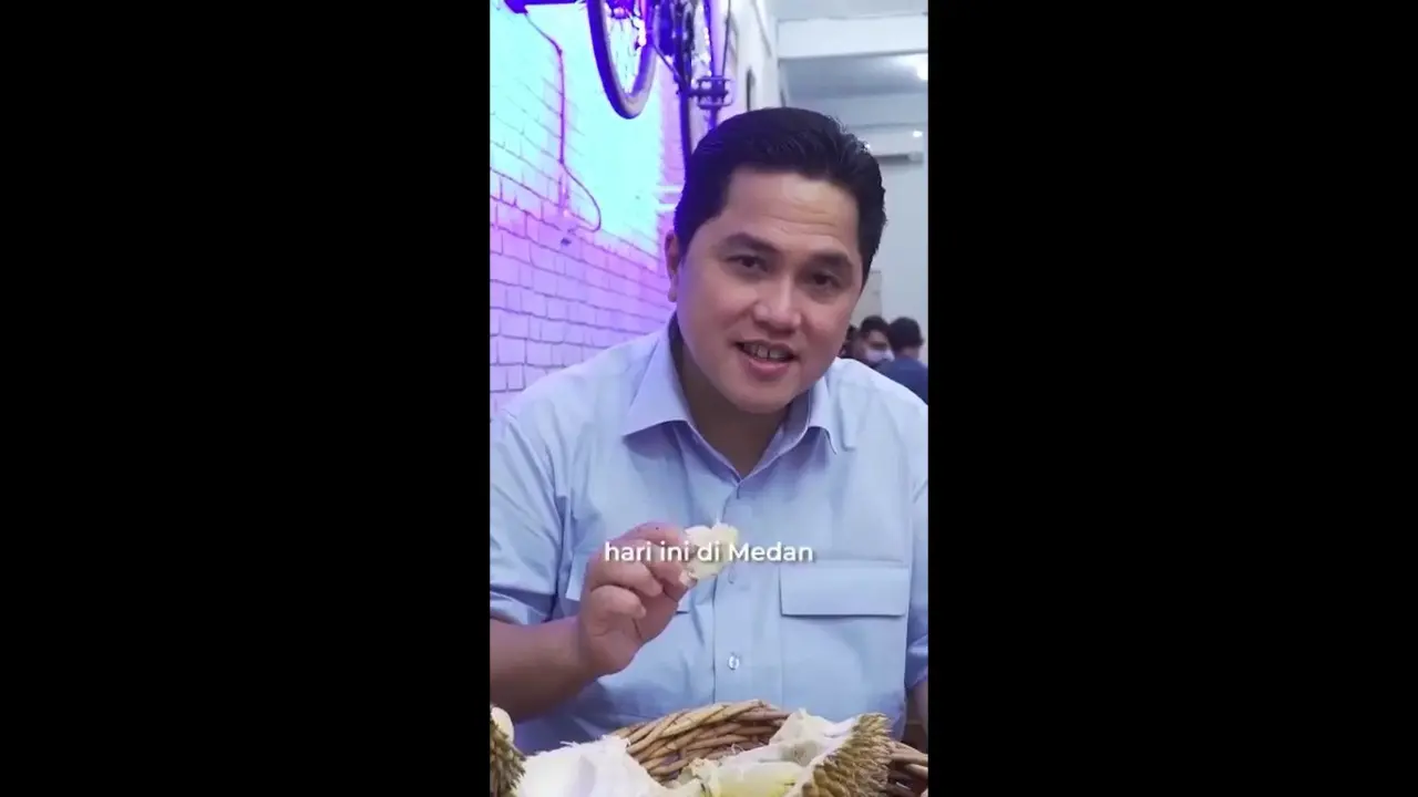 Menteri BUMN, Erick Thohir saat mencicipi durian.