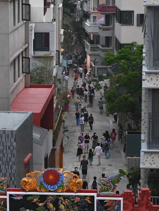 Para turis mengunjungi kota kuno Nantou di Distrik Nanshan, Shenzhen, Provinsi Guangdong, China selatan (29/8/2020). Baru-baru ini, sebuah area peragaan dari proyek peremajaan kota kuno Nantou dibuka untuk umum. (Xinhua/Mao Siqian)
