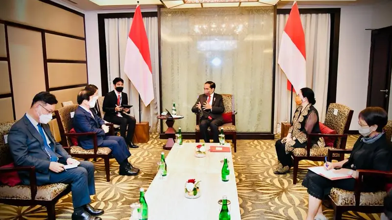 Presiden Joko Widodo (Jokowi) bertemu dengan Ketua Majelis Nasional Korea Selatan Park Byeoung-seug dan rombongan di sela Inter-Parliamentary Union (IPU) ke-144 di Bali, Minggu (20/3/2022).