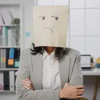 Ilustrasi perempuan fake smile/copyrightshutterstock/Tirachard Kumtanom