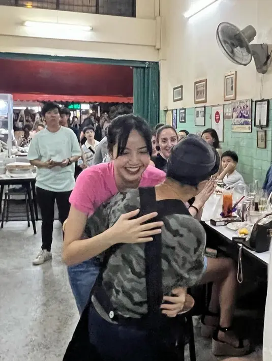 Lisa Blackpink merupakan idol Korea Selatan asal Thailand, maka tak heran jika ia kerap pulang kampung ke negaranya. Saat pulang kampung, ia selalu berkesempatan mengunjungi restoran untuk makan bersama keluarga dan kerabatnya. [@jayfaibangkok]