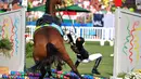  Atlet Hungaria, Zsofia Foldhazi, terjatuh dari kudanya setelah gagal melewati rintangan dalam nomor modern pentathlon wanita Olimpiade Rio 2016 di Stadion Deodoro, Rio de Janeiro, (19/8/2016). (AFP/Yashuyoshi Chiba)