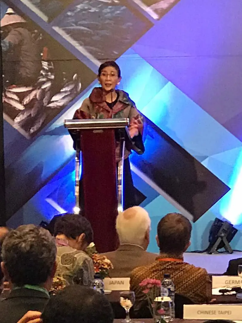 Menteri Kelautan dan Perikanan Susi Pudjiastusi memberikan sambutan dalam the 2nd International Conference FiTI di Padma Resort Legian Bali.  (Foto: KKP)
