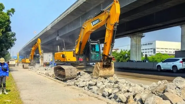 Pekerjaan pemeliharaan jalan di Ruas Jalan Tol Jakarta-Cikampek.