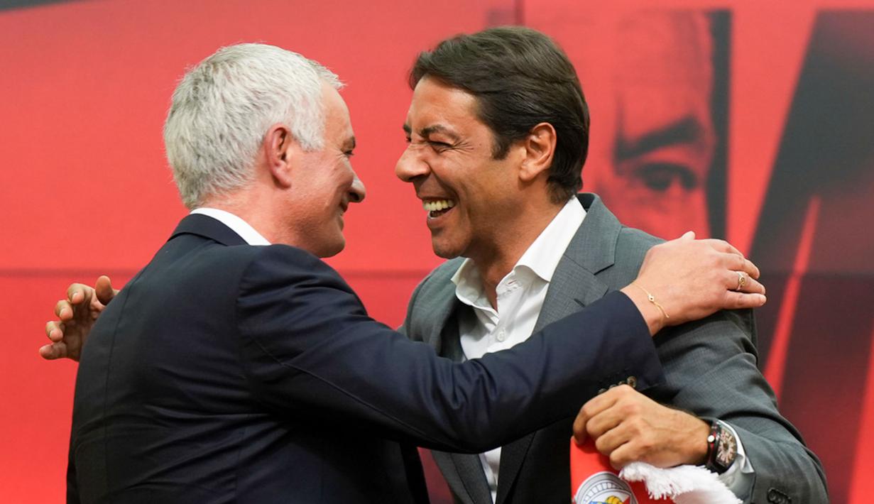 Klub Portugal, Benfica, resmi mendapuk Jose Mourinho sebagai pelatih baru, Kamis (18/9/2025). Kabar ini diumumkan langsung oleh Presiden Benfica, Rui Costa. (AP Photo/Ana Brigida)