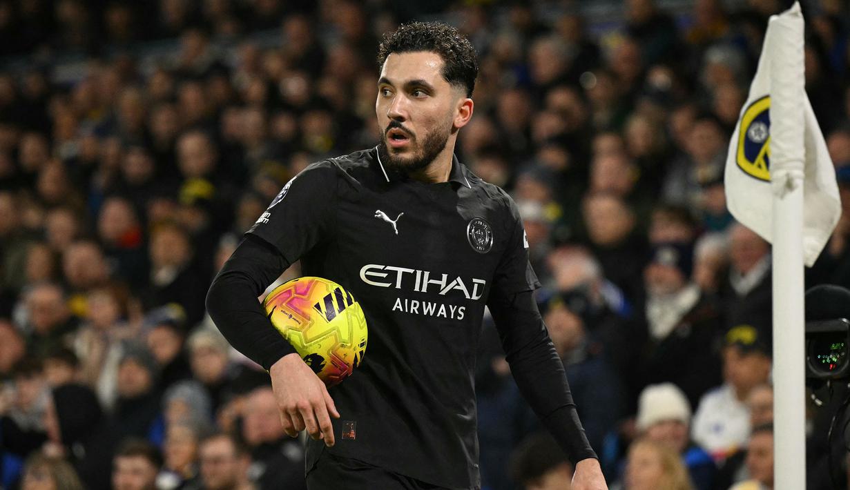 Para pemain muslim The Cityzens seperti Rayan Cherki, Omar Marmoush, Bdukoir Khusanov, dan Rayan Ait-Nouri kemudian tampak menepi untuk minum di pinggir lapangan. (AFP/Oli Scarff)