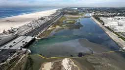 Foto udara menunjukkan penghalang dibuat untuk mencoba menghentikan tumpahan minyak ke Wetlands Talbert Marsh di Huntington Beach, California, Amerika Serikat, 4 Oktober 2021. Tumpahan minyak terjadi akibat kebocoran pipa pengebor minyak. (AP Photo/Ringo H.W. Chiu)