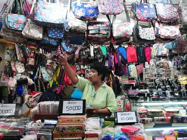 Pedagang tas dan dompet menunggu pembeli di salah satu pusat perbelanjaan di Jakarta, Jumat (11/11). Pemerintah akan menghilangkan praktek impor borongan terhadap tekstil dan produk tekstil yang merugikan industri dalam negeri. (Liputan6.com/Angga Yuniar)